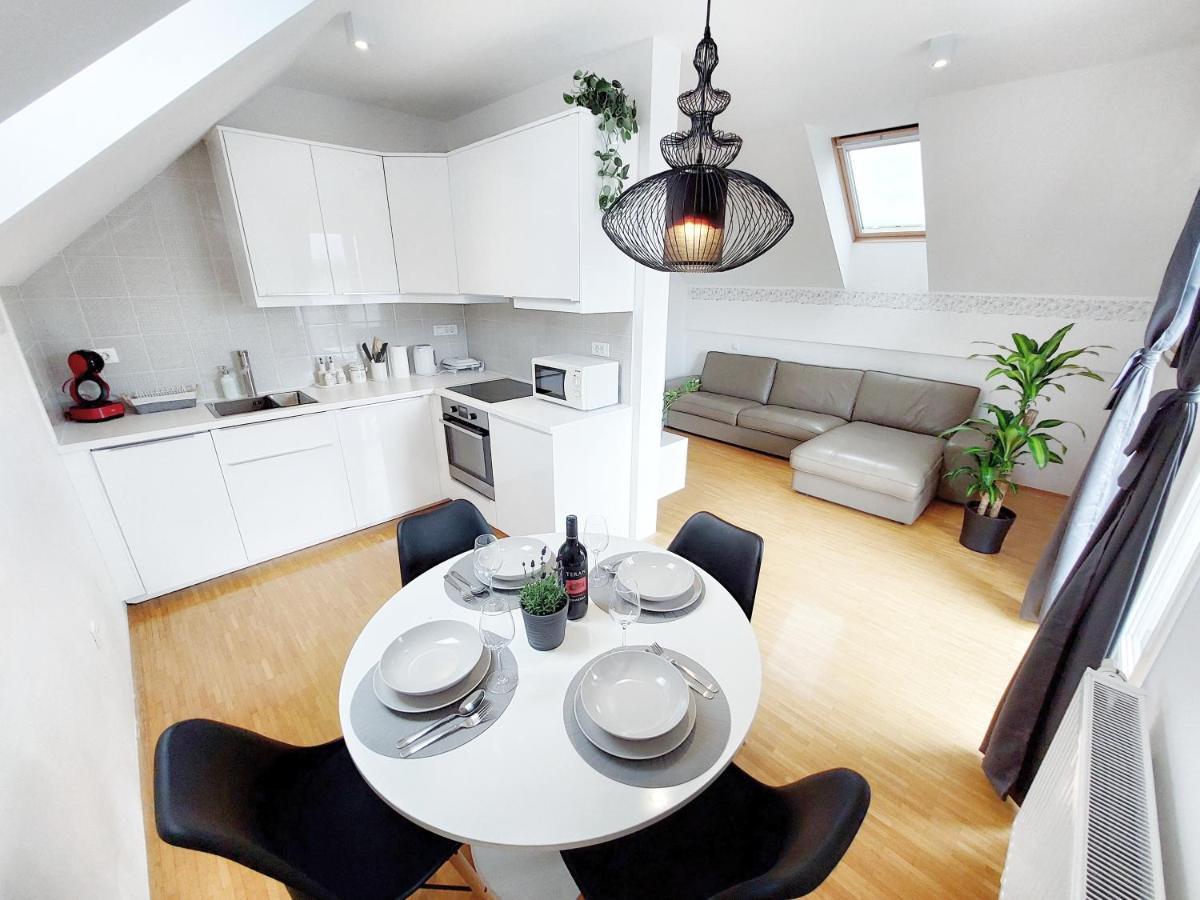 Centrally Located, With Castle View And 2 Parkings Apartment *