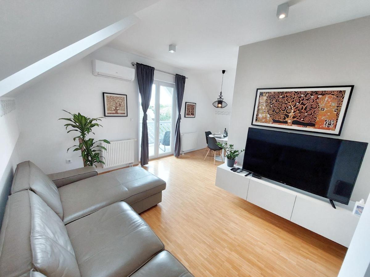 Centrally Located, With Castle View And 2 Parkings Apartment
